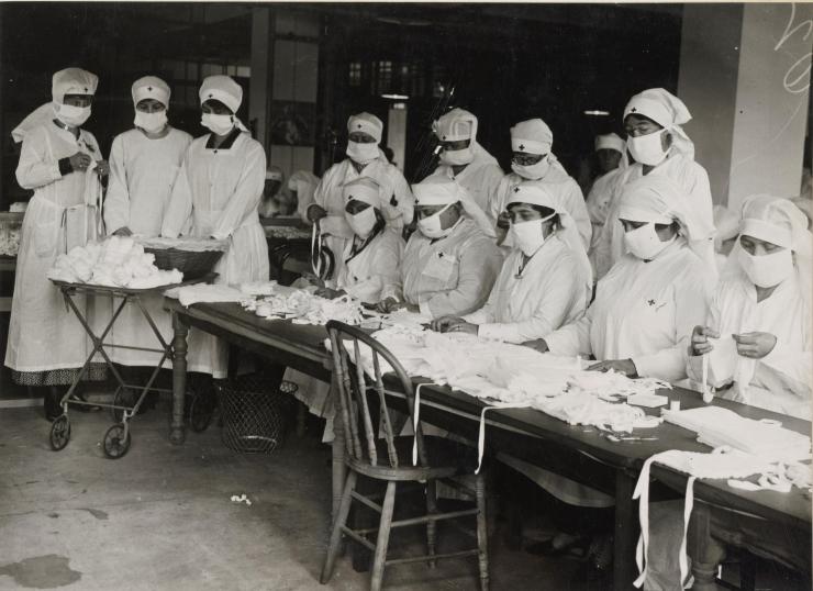 <p>Red Cross workers in Boston, Massachusetts, hand out face masks during the Spanish flu pandemic. Credit: National Archives</p>