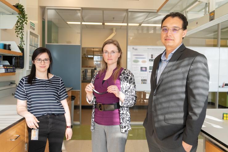 Alzheimer's "flicker" study first author Kristie Garza (l.) with principal investigators Annabelle Singer (m.) and Levi Wood (r.) in a lab at Georgia Tech. Credit: Georgia Tech / Allison Carter