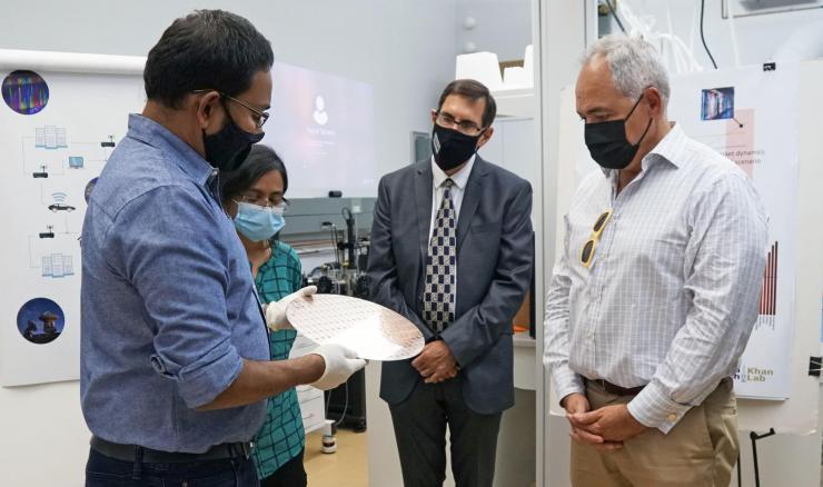 <p>Asif Khan (left) discusses his research with Georgia Tech President Angel Cabrera (right) during a 2021 visit to Khan's lab.</p>