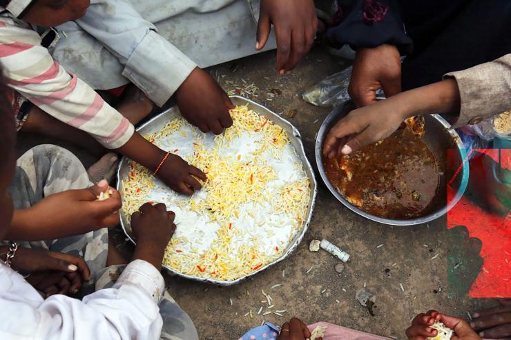 <p>Food distribution in a center for internally displaced people in Yemen in the Saudi-Houthi rebel conflict. Credit: International Committee of the Red Cross / Yahya Arhab / <a href="https://creativecommons.org/licenses/by-nc-nd/2.0/" target="_blank">Creative Commons BY-NC-ND</a> / no commercial use</p>